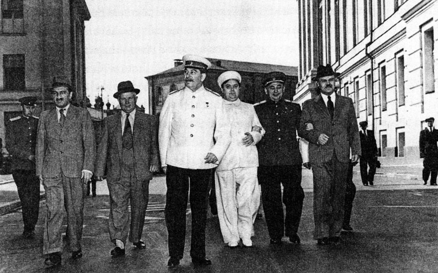 Stalinas ir jo Politbiuro kolegos eina per Kremliaus kiemą. 1946 m. Iš kairės: Anastasas Mikojanas, Nikita Chruščiovas, Josifas Stalinas, Georgijus Malenkovas, Lavrentijus Berija ir Viačeslavas Molotovas. Samarijaus Gurario nuotrauka