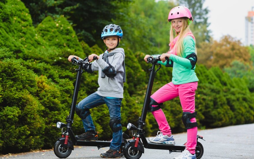 Ant dviračių ir paspirtukų ne tik suaugę, bet ir vaikai: ko turėtų nepamiršti šie eismo dalyviai