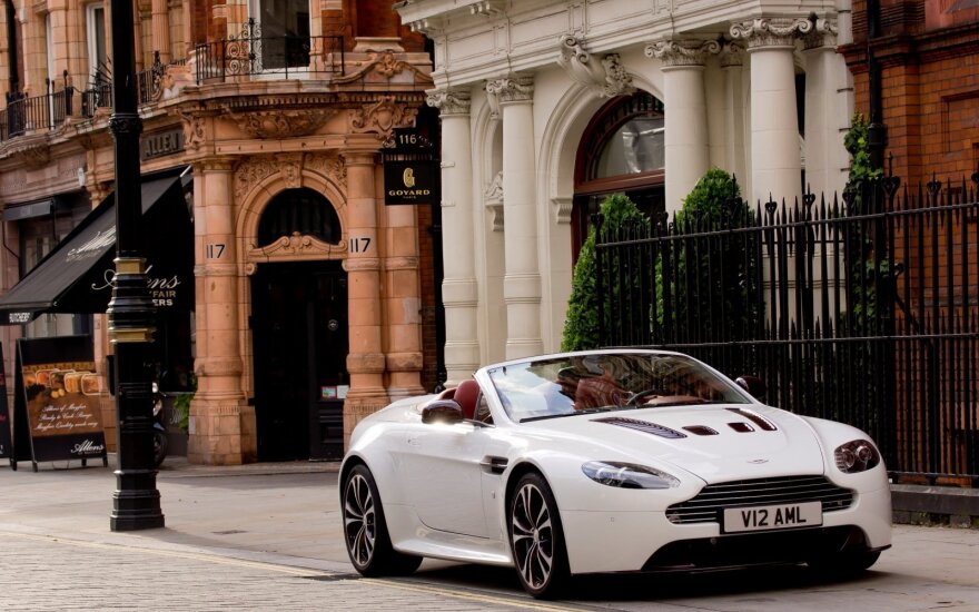 Aktoriaus Danielio Craigo pasirinkimas realiame gyvenime buvo Aston Martin V12 Vantage Rodster