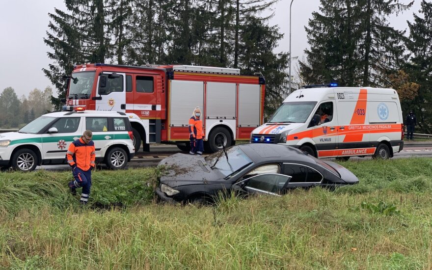 Vilniaus pakraštyje BMW nulaužė apšvietimo stulpą ir nuskrido į griovį, vairuotojas pabėgo