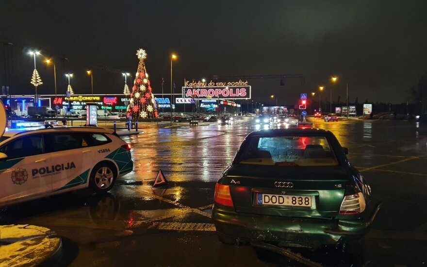 Vilniuje prisivažinėjo girtas statybininkas: prie „Akropolio“ trenkėsi į „Audi“