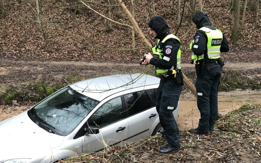 Upelyje rasto pavežėjo automobilio detektyvas: savininkas paskolino broliui, tas išnuomojo užsieniečiui