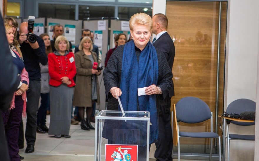 President Grybauskaitė casting her ballot in early voting in the Seimas elections