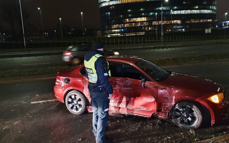 Jaunuolis su BMW Vilniuje vieną stulpą nuvertė, o antro neįveikė