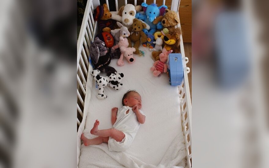 Kūdikių mirtys paskatino atšaukti 2,1 mln. vaikiškų lovelių