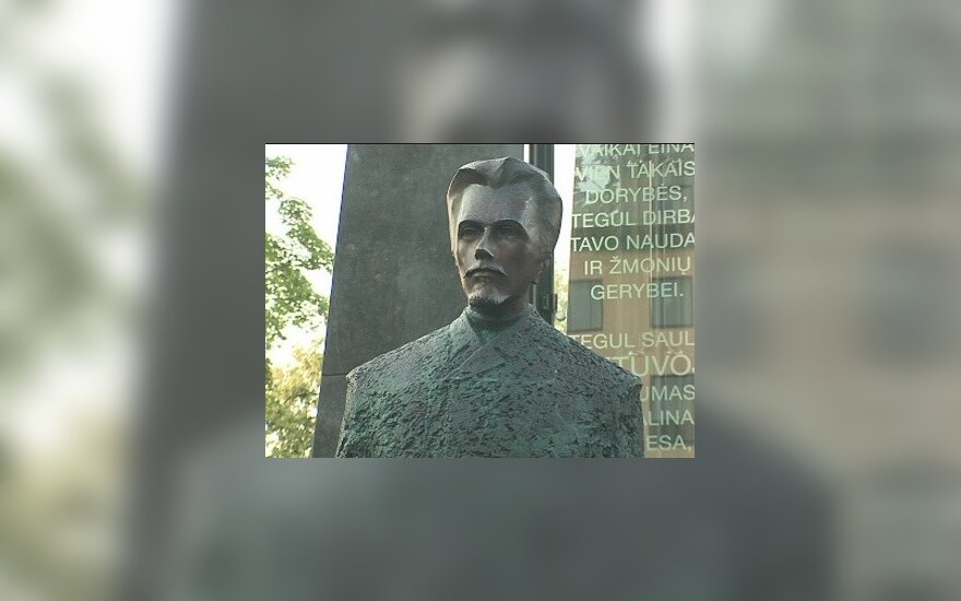 Skambant himnui atidengtas paminklas V.Kudirkai