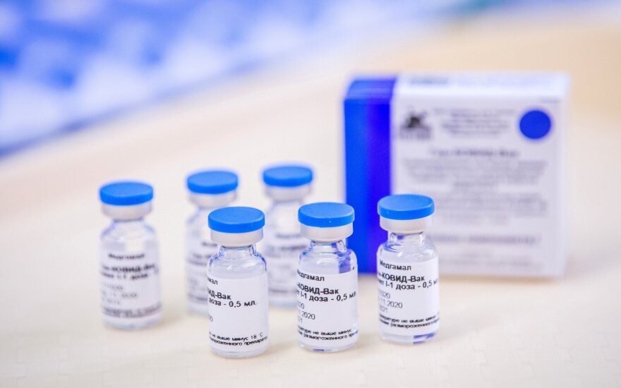 Rusija registruoja vakciną nuo koronaviruso 12–17 metų vaikams