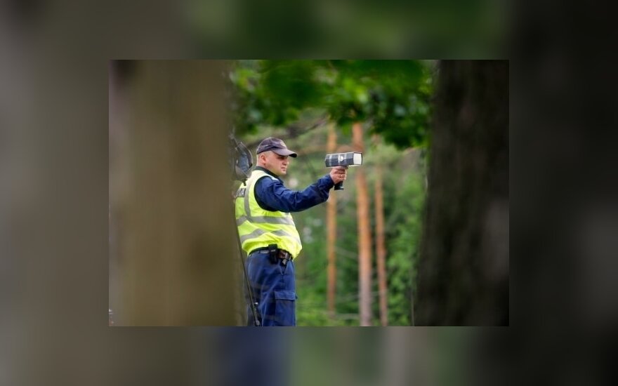Latvių policininkams leista sėdėti su radarais krūmuose