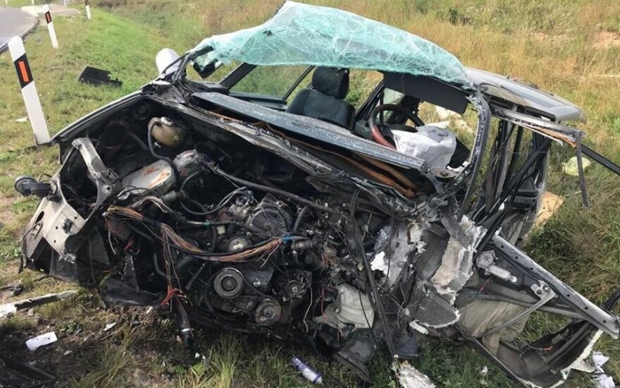 Baisi avarija Vilniaus rajone: suknežintuose automobiliuose prispausti žmonės, vienas žuvęs