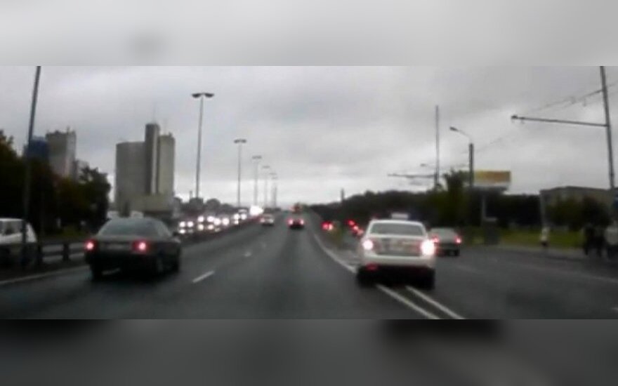 Policijos automobilis pažeidžia KET