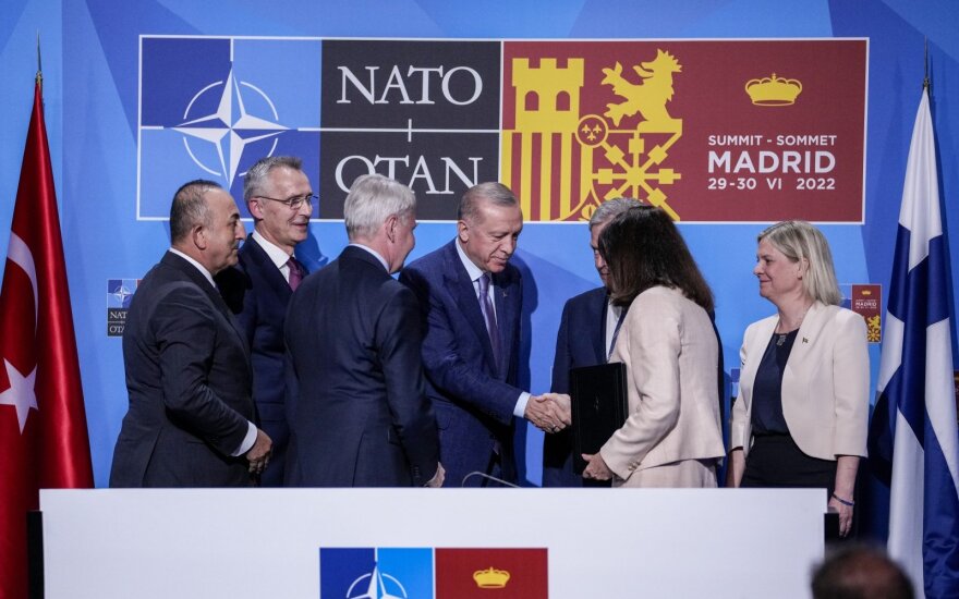 Reikšmingas posūkis dėl Turkijos: NATO oficialiai pakvies Švediją ir Suomiją į Aljansą