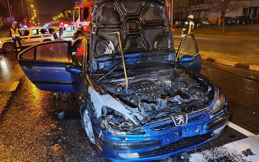 Vilniuje į greitosios pagalbos sireną nesureagavusio vairuotojo automobilis užsidegė