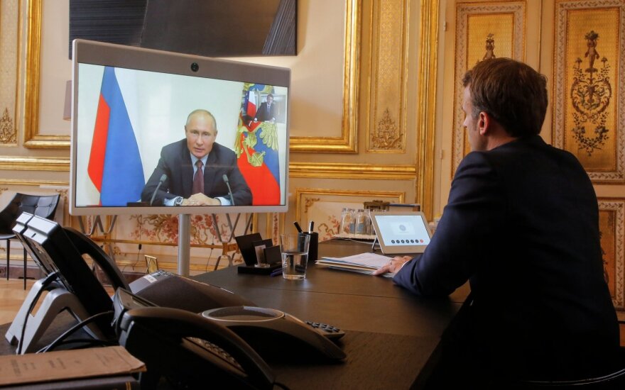 Paviešintas pokalbis: apie ką likus 4 dienoms iki karo kalbėjosi Putinas ir Macronas