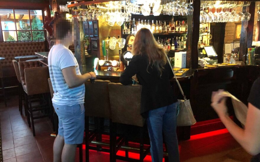 Latvija sumažino akcizą stipriajam alkoholiui 15 proc.