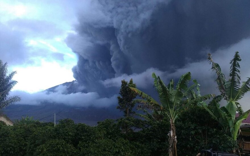 Indonezijos Sumatros saloje išsiveržė ugnikalnis