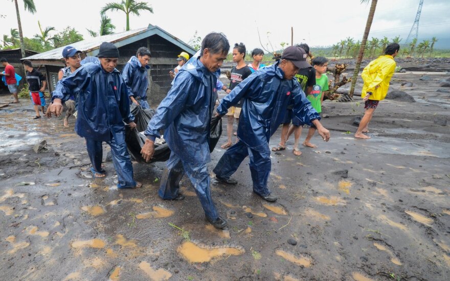 Filipinus siaubia taifūnas „Goni“, pranešama apie mažiausiai 7 žuvusiuosius