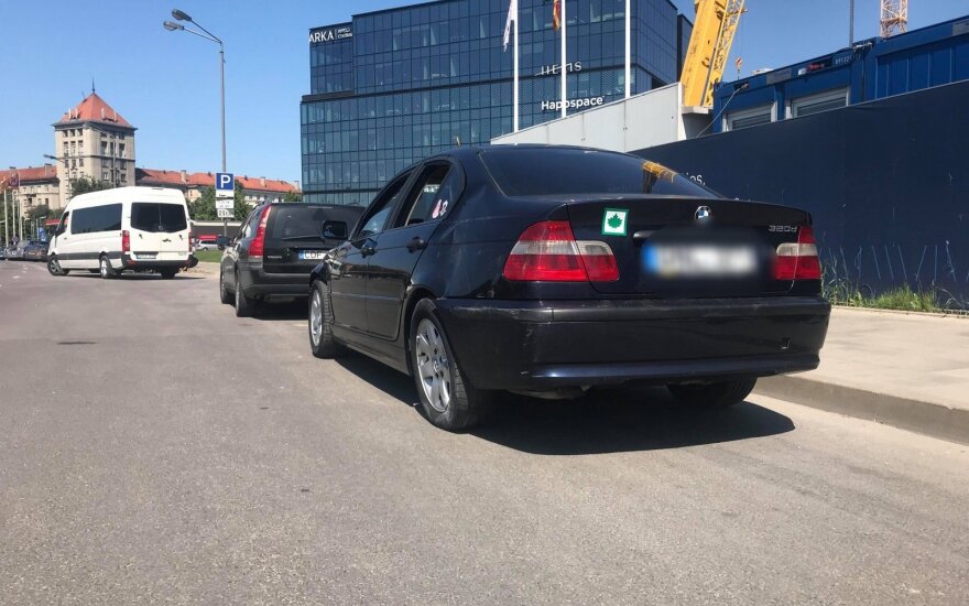 Į paskutinį skambutį keliavusio abituriento BMW pateko į avariją, sužalotas žmogus