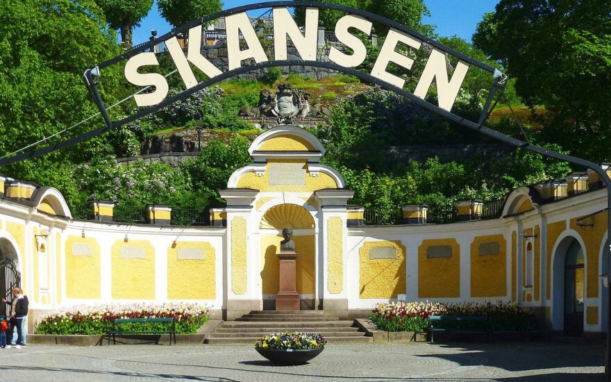 Vienas iš įėjimų į Skanseną. Jame pastatytas  muziejaus po atviru dangumi įkūrėjo Artūro Hazelijaus (Artur Hazelius) biustas