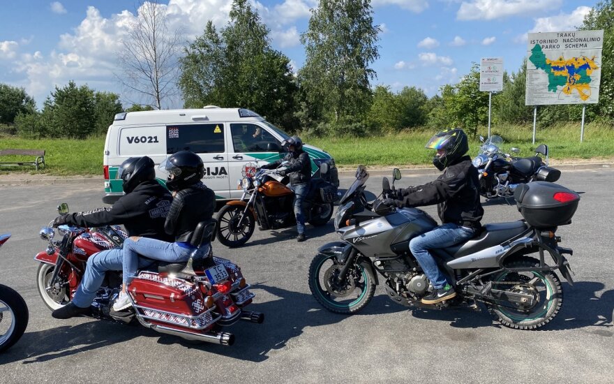 Iš Trakų grįžtančius latvių baikerius ištiko nelaimė: greitoji pagalba į ligoninę išvežė merginą ir vaikiną