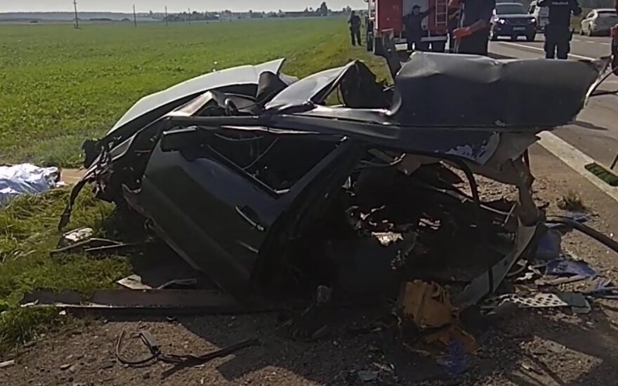Kėdainių rajone susidūrė lenko ir latvio vilkikai, trenkėsi ir lengvasis automobilis