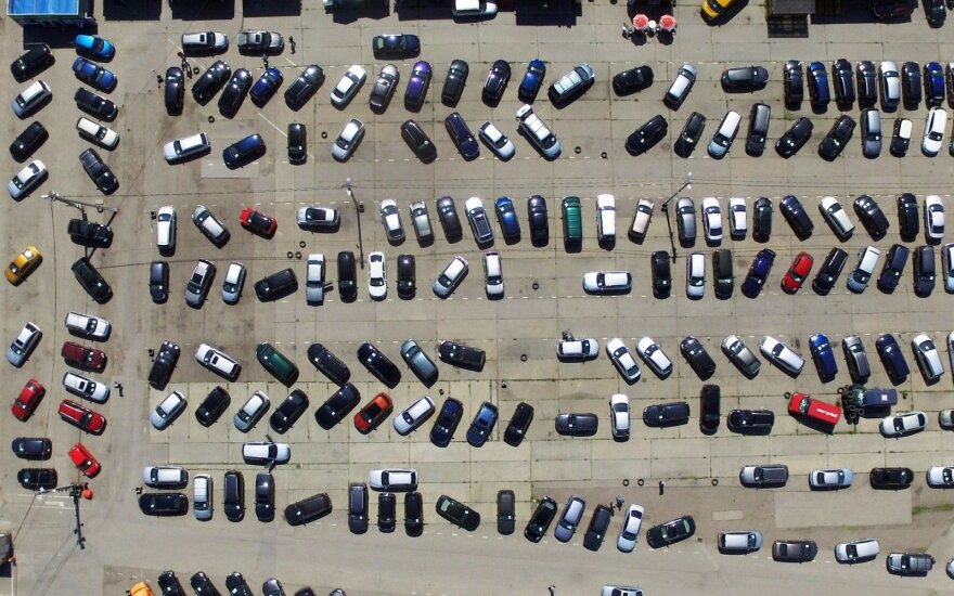 Ukrainiečiai automobilius graibsto net iš metalo supirkėjų