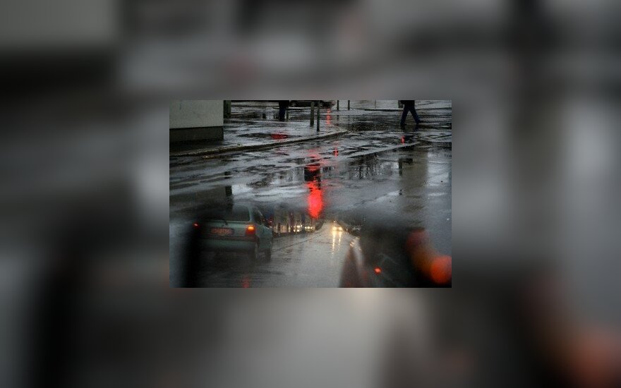 Rytų Lietuvoje eismo sąlygas sunkina slidūs keliai