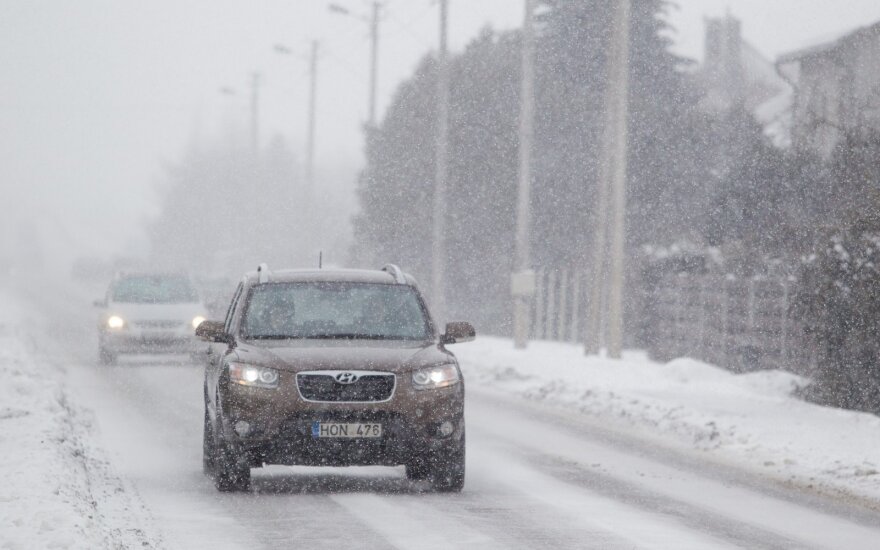 Sudėtingesnės eismo sąlygos – Pietų ir Pietryčių Lietuvoje bei Šiaulių ir Panevėžio rajonuose