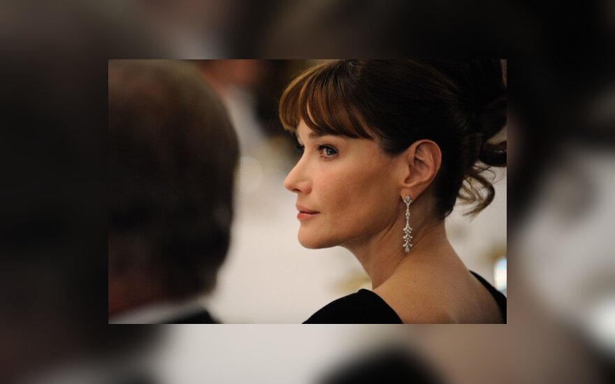 Savo knygoje C.Bruni rašo, kad M.Obamai nepatinka būti pirmąja dama