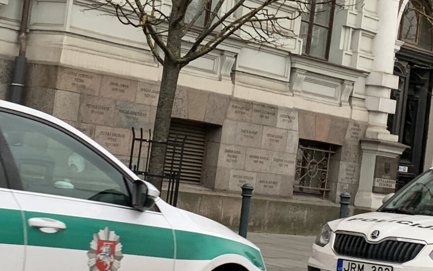 Po pranešimo apie apnuodytus laiškus ir sprogmenis Vilniaus teismuose evakuoti žmonės