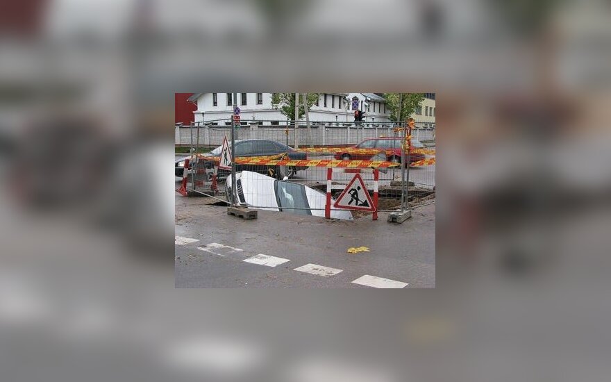 Automobilis duobėje, avarija.