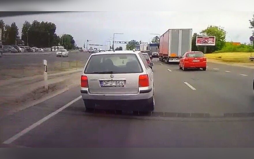 Vaizdo įrašas: laiką taupantis sostinės vairuotojas priėmė netikėtą sprendimą