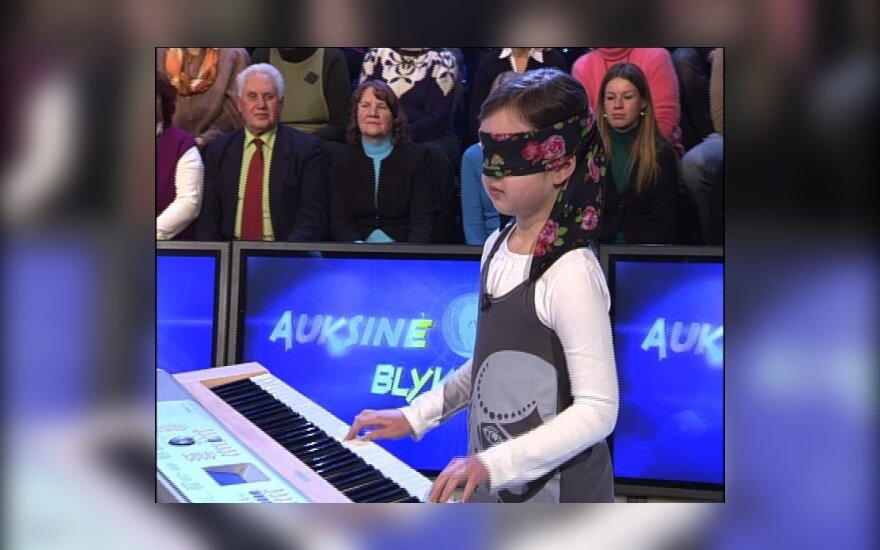 „2 minutės šlovės“ dalyvė aštuonmetė užrištomis akimis vienu metu groja pianinu ir žaidžia šachmatais