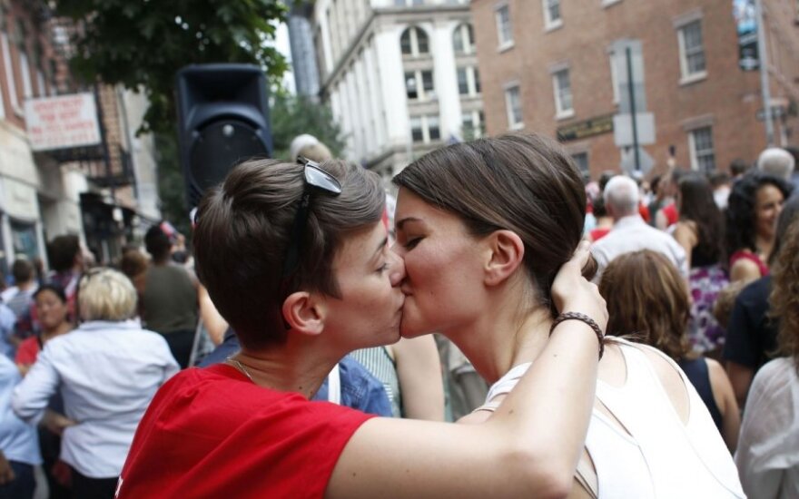 Tautos nuomonės apie „homoseksualizmo propagavimą“ klausiama nebus