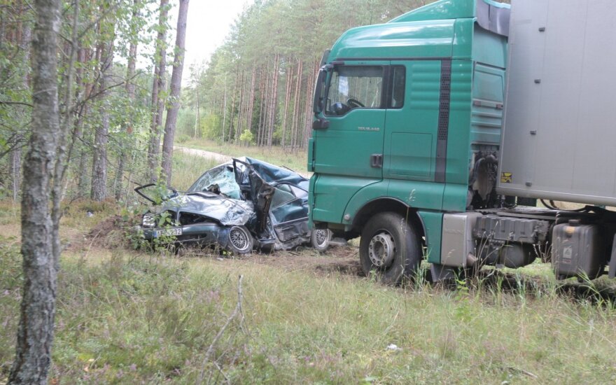 Pakliuvę į metalo gniaužtus: bandymas padėti baigėsi tragiškai