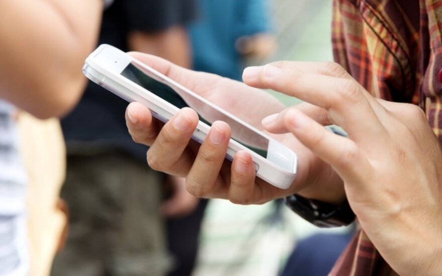 Ištyrė, ar mobilieji telefonai kelia pavojų sveikatai: tarsi organizmui trūktų kalcio ir magnio