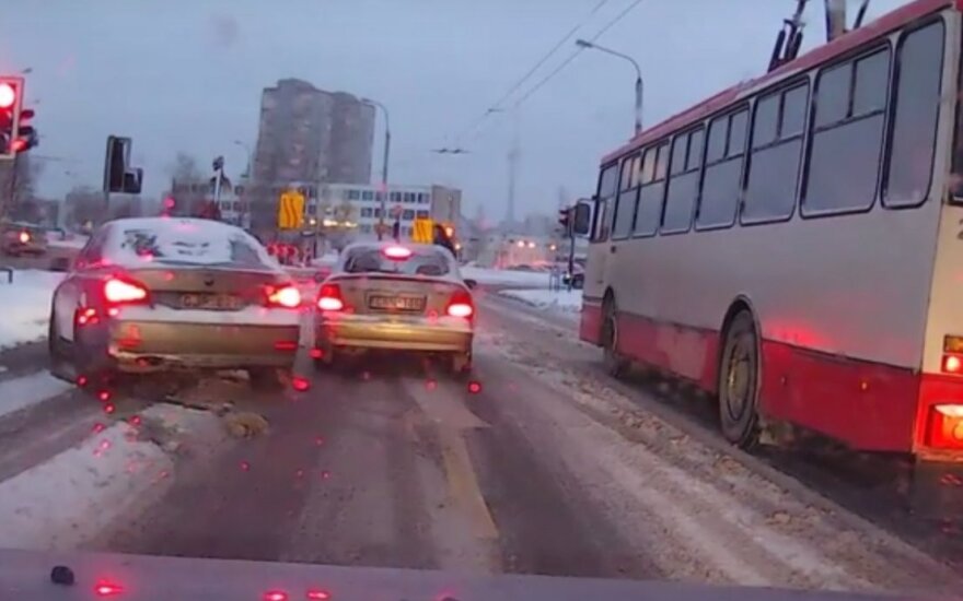 Įžūlus vairuotojas nepanoro laukti eilėje – užlindo tiesiai prieš nosį