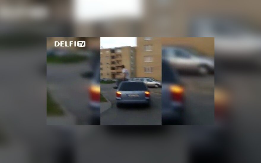 Nufilmavo pasivažinėjimą ant automobilio stogo
