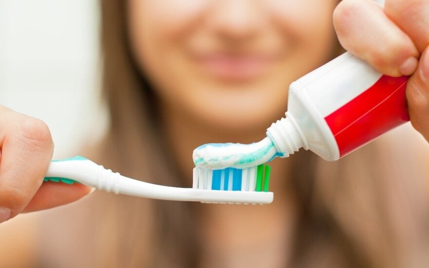 Atsakė į amžiną klausimą: valytis dantis geriau prieš pusryčius ar po?