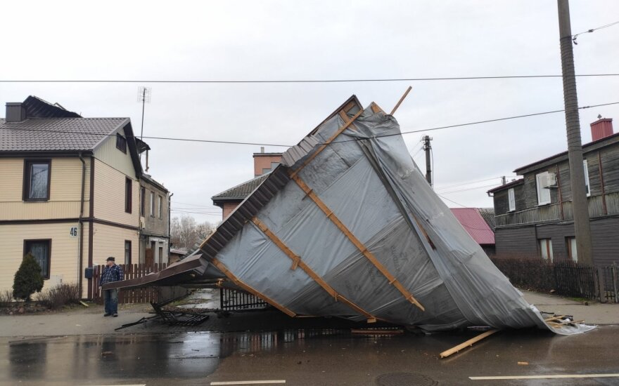 Įsisiautėjęs vėjas Kaune nuplėšė namo stogą