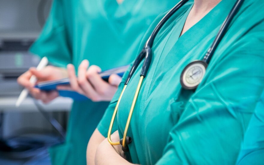 Siūlo ligoninių vadovų atlyginimus susieti su gydytojų ir slaugytojų algomis