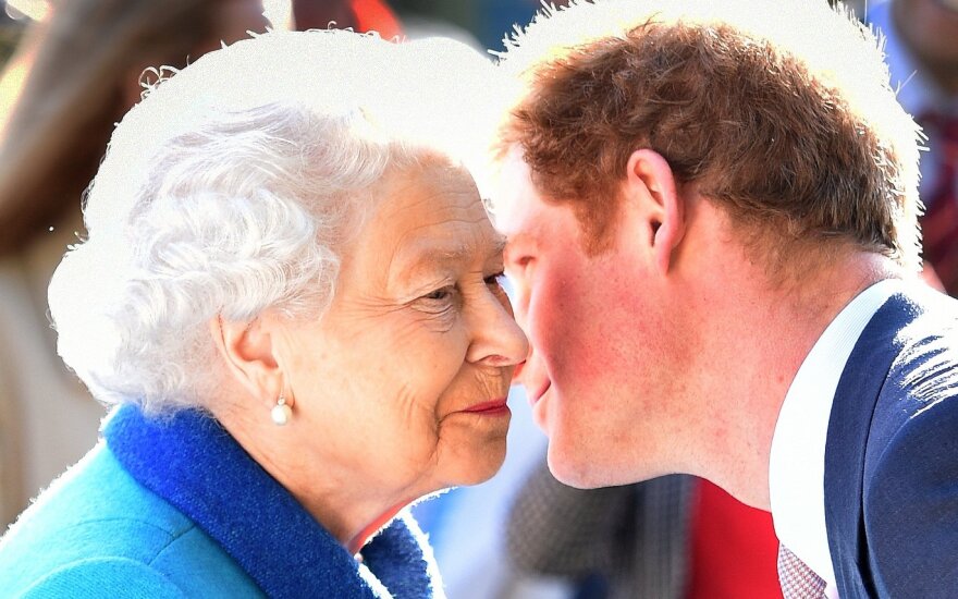 Karalienė Elžbieta II ir princas Harry