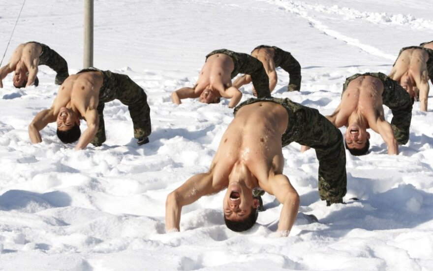 230 pusnuogių Pietų Korėjos karių treniravosi 30 laipsnių šaltyje