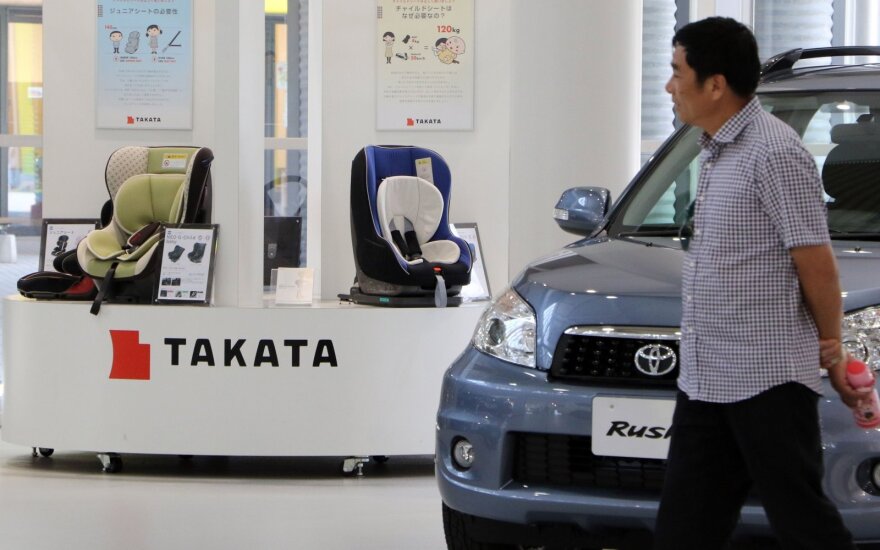 Dar vienas „Takata“ skandalas: gali tekti remontuoti milijonus automobilių su brokuotais saugos diržais