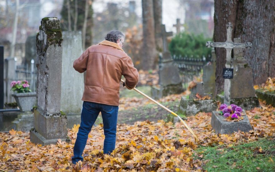 Populiarėja kapų prižiūrėtojų paslaugos: kiek tektų sumokėti per mėnesį?