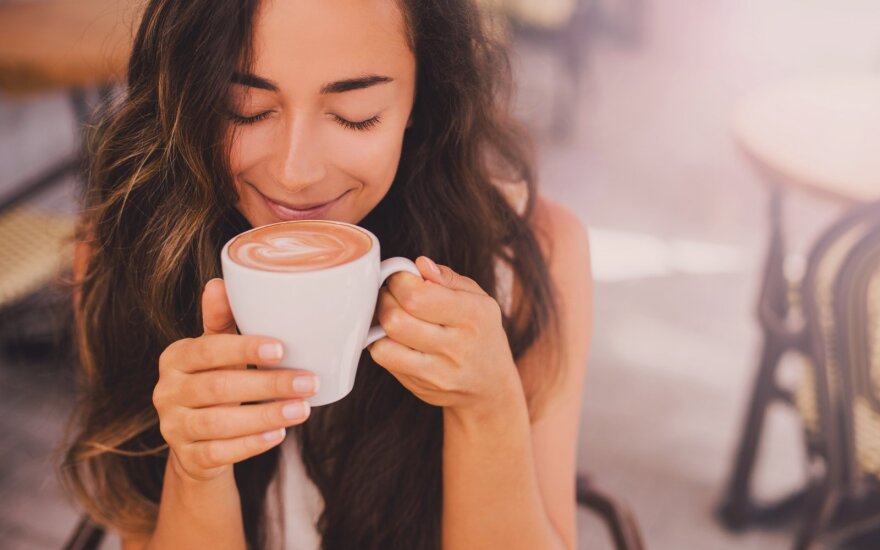 Mokslininkai išsiaiškino, kokiu laiku išgerta kava suteikia daugiausia žvalumo – tai sužinoję pakeisite įpročius