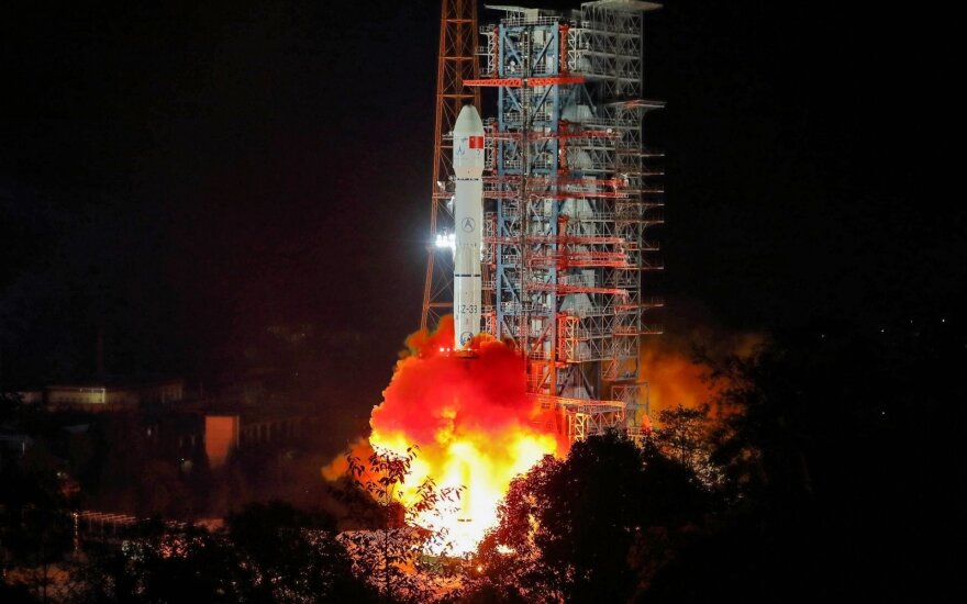 Kinija paleido nematomoje Mėnulio pusėje nusileisiantį zondą