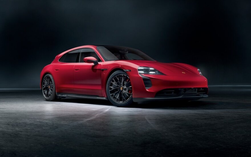 „Porsche“ pristatė sportiškas „Taycan GTS“ ir „Taycan GTS Sport Turismo“ versijas