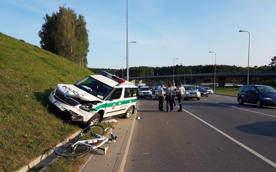 Vilniuje policininkai pateko į avariją, tarnybinis automobilis nulėkė nuo kelio, sužalotas dviratininkas