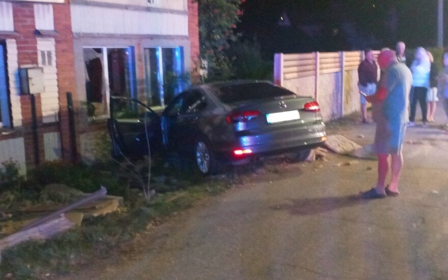 Kaune pro pat pėsčiąsias pralėkęs automobilis tėškėsi į namo sieną