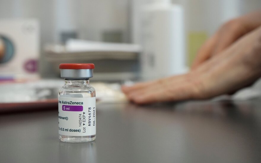 Didžiausia vakcinos gamintoja pasaulyje perpus mažina „AstraZeneca“ vakcinos gamybą
